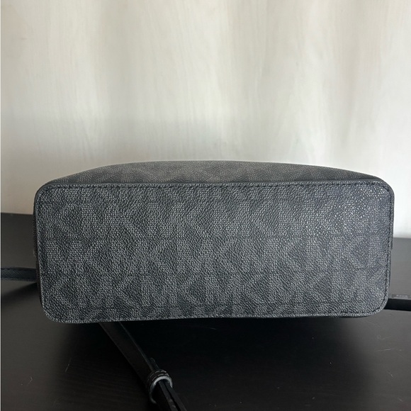 Michael Kors Jet Set Black Crossbody Bag • Chain Strap • Like New - Picture 7 of 8